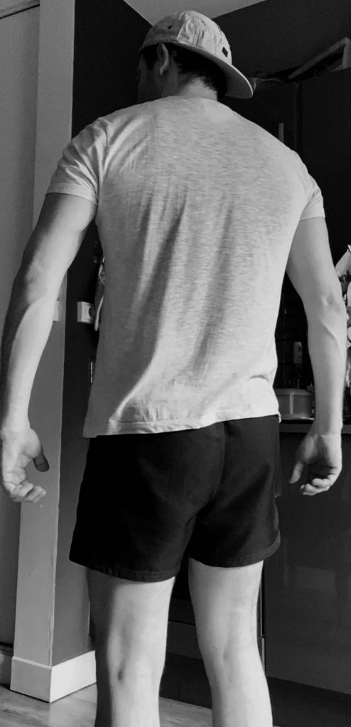 Homme vu de dos avec une casquette à l'envers